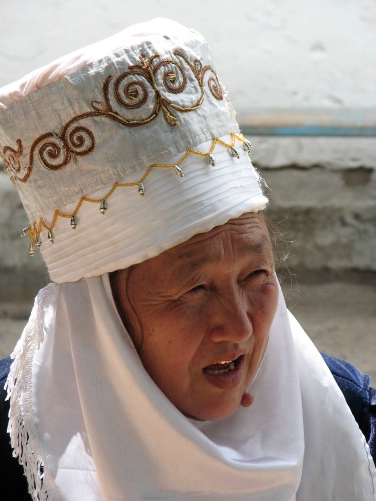 Frau in Nationaltracht in Kirgisistan