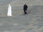 Tiflis – die Treppe der Sameba Kathedrale in Tiflis