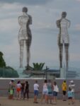 8 m hohe Stahlfiguren “Ali und Nino”